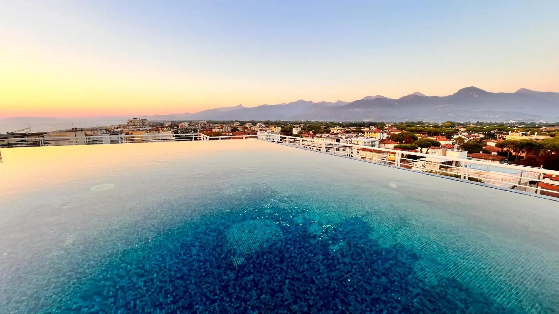 Hotel Bracciotti Lido di Camaiore 3*,